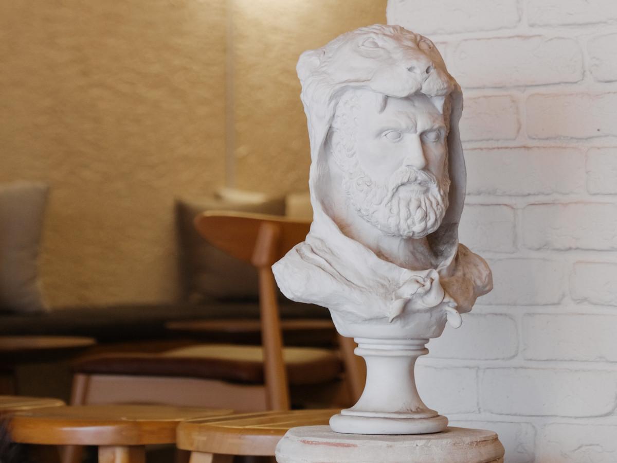 scultura travertino mobile uomo