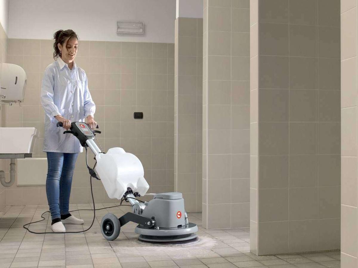Monospazzole Uomo a Bordo Comac: Pulizie Veloci e Senza Sforzo